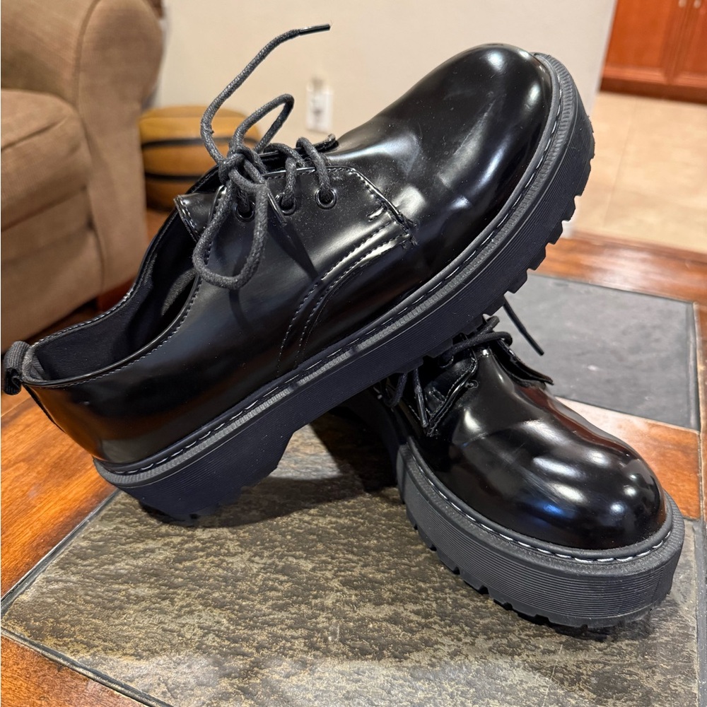 Pop Black Glossy Footwear